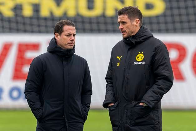 20.01.2025: Fußball: Training von Borussia Dortmund vor dem Spiel in der Champions League beim FC Bologna. Dortmunds Geschäftsführer Lars Ricken (l) und Sportdirektor Sebastian Kehl beobachten das Training. Copyright: xDavidxInderliedx