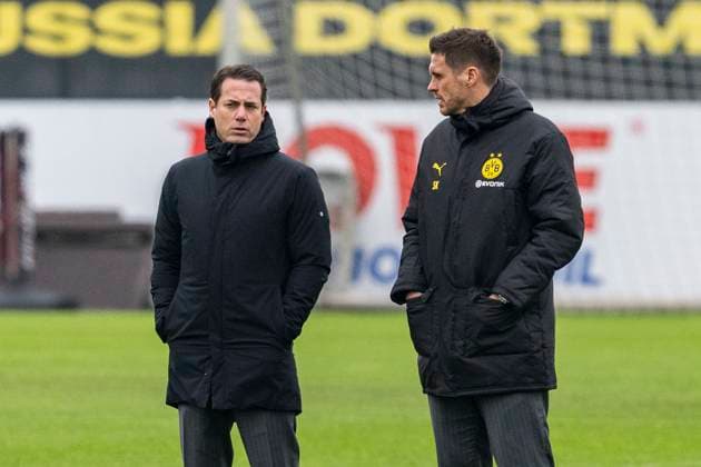 20.01.2025: Fußball: Training von Borussia Dortmund vor dem Spiel in der Champions League beim FC Bologna. Dortmunds Geschäftsführer Lars Ricken (l) und Sportdirektor Sebastian Kehl beobachten das Training. Copyright: xDavidxInderliedx