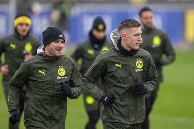 20.01.2025: Fußball: Training von Borussia Dortmund vor dem Spiel in der Champions League beim FC Bologna. Dortmunds Pascal Groß (l) und Dortmunds Nico Schlotterbeck laufen sich warm. Copyright: xDavidxInderliedx