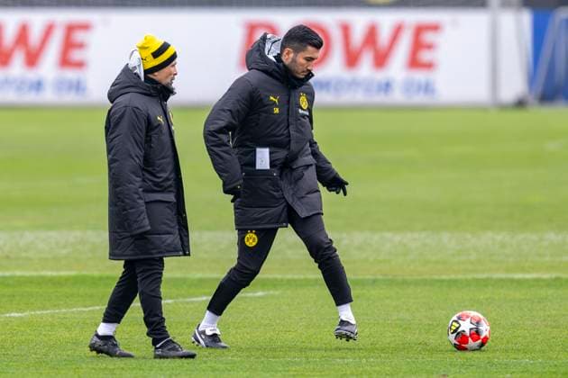20.01.2025: Fußball: Training von Borussia Dortmund vor dem Spiel in der Champions League beim FC Bologna. Dortmunds Co-Trainer Ertugrul Arslan (l) und Dortmunds Trainer Nuri Sahin gehen über den Platz. Copyright: xDavidxInderliedx