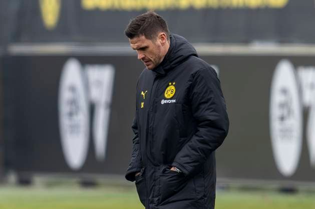 20.01.2025: Fußball: Training von Borussia Dortmund vor dem Spiel in der Champions League beim FC Bologna. Dortmunds Sportdirektor Sebastian Kehl geht mit gesenktem Kopf über den Platz. Copyright: xDavidxInderliedx