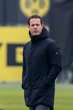 20.01.2025: Fußball: Training von Borussia Dortmund vor dem Spiel in der Champions League beim FC Bologna. Dortmunds Geschäftsführer Lars Ricken geht über den Platz. Copyright: xDavidxInderliedx