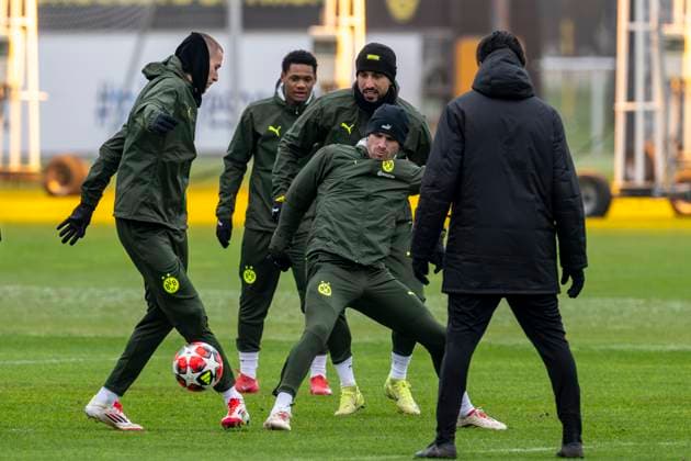 20.01.2025: Fußball: Training von Borussia Dortmund vor dem Spiel in der Champions League beim FC Bologna. Dortmunds Waldemar Anton (l) und Dortmunds Pascal Groß kämpfen um den Ball. Copyright: xDavidxInderliedx
