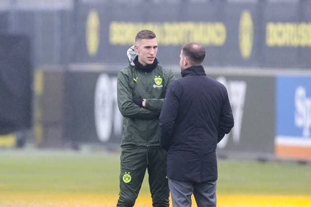 20.01.2025, Abschlusstraining Borussia Dortmund, UEFA Champions League, Nico Schlotterbeck (Borussia Dortmund) spricht mit Pressesprecher Sven Westerschulze (Borussia Dortmund), Dortmund BVB Trainingsgelände NRW Deutschland xRHR-FOTO DEx Copyright: DennisxEwert RHR-FOTOx RHR-FOTO DE