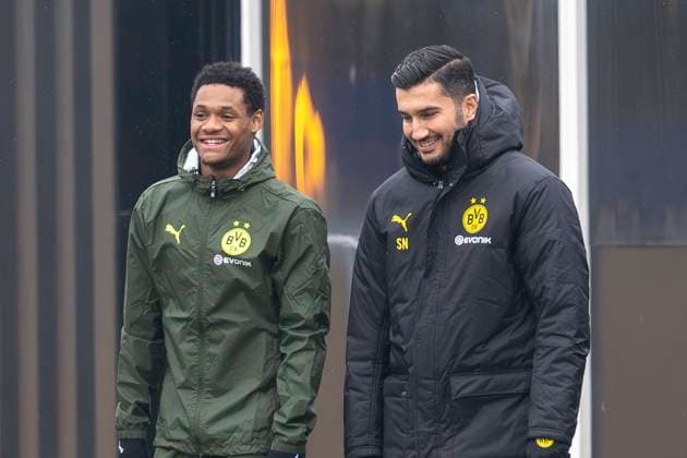 20.01.2025: Fußball: Training von Borussia Dortmund vor dem Spiel in der Champions League beim FC Bologna. Dortmunds Julien Duranville (l) und Dortmunds Trainer Nuri Sahin betreten den Trainingsplatz. Copyright: xDavidxInderliedx