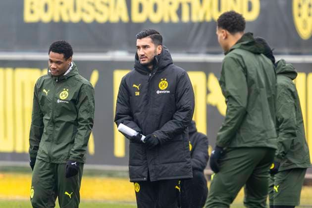 20.01.2025: Fußball: Training von Borussia Dortmund vor dem Spiel in der Champions League beim FC Bologna. Dortmunds Trainer Nuri Sahin spricht zu Dortmunds Julien Duranville und Dortmunds Felix Nmecha. Copyright: xDavidxInderliedx