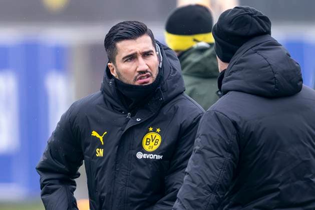 20.01.2025: Fußball: Training von Borussia Dortmund vor dem Spiel in der Champions League beim FC Bologna. Dortmunds Trainer Nuri Sahin hört zu. Copyright: xDavidxInderliedx