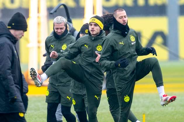 20.01.2025: Fußball: Training von Borussia Dortmund vor dem Spiel in der Champions League beim FC Bologna. Dortmunds Julian Ryerson (l-r), Dortmunds Yan Couto, Dortmunds Kjell Wätjen und Dortmunds Waldemar Anton wärmen sich auf. Copyright: xDavidxInderliedx