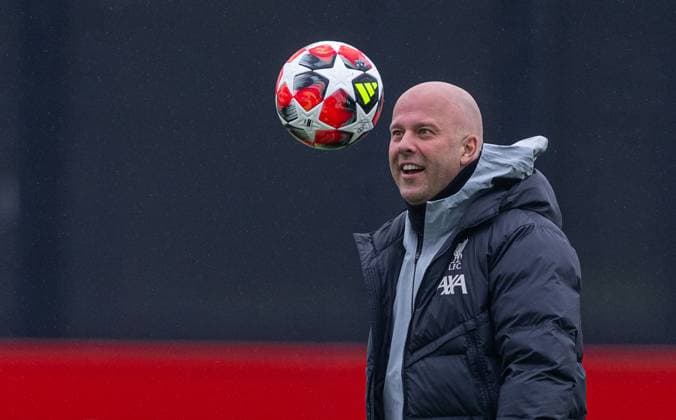 Sport Bilder des Tages Football - UEFA Champions League - League Phase - Liverpool FC v LOSC Lille - MD-1 LIVERPOOL, ENGLAND - Monday, January 20, 2025: Liverpool s head coach Arne Slot during a training session at the AXA Training Centre ahead of the UEFA Champions League match between Liverpool FC and LOSC Lille. (Photo by David Rawcliffe Propaganda) LIVERPOOL AXA Training Centre MERSEYSIDE ENGLAND  Copyright: xDavidxRawcliffex P2025-01-20-Liverpool_Lille_MD-1