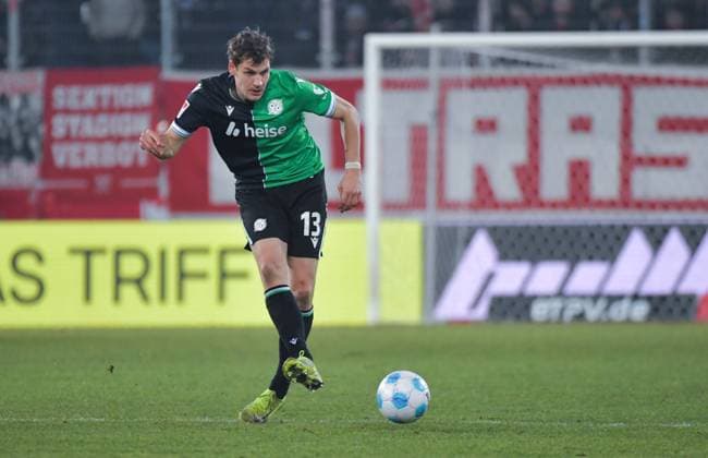 17.01.2025, ybly, Fussball 2.Bundesliga, Jahn Regensburg - Hannover 96 emspor, v.l. Max Christiansen (Hannover 96), FREISTELLER, EINZELBILD (DFL DFB REGULATIONS PROHIBIT ANY USE OF PHOTOGRAPHS as IMAGE SEQUENCES and or QUASI-VIDEO) Regensburg