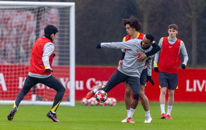 Football - UEFA Champions League - League Phase - Liverpool FC v LOSC Lille - MD-1 LIVERPOOL, ENGLAND - Monday, January 20, 2025: Liverpool s Jayden Danns (L) and Ryan Gravenberch during a training session at the AXA Training Centre ahead of the UEFA Champions League match between Liverpool FC and LOSC Lille. (Photo by David Rawcliffe Propaganda) LIVERPOOL AXA Training Centre MERSEYSIDE ENGLAND  Copyright: xDavidxRawcliffex P2025-01-20-Liverpool_Lille_MD-1-6