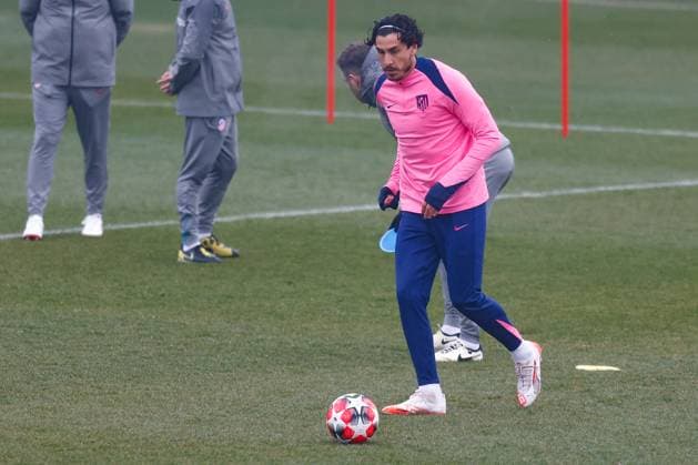 January 20, 2025, Majadahonda, Madrid, SPAIN: Jose Gimenez of Atletico de Madrid warms up during the training day of Atletico de Madrid ahead of the UEFA Champions League, football match against Bayer 04 Leverkusen, at Ciudad Deportiva Wanda Atletico de Madrid on January 20, 2025, in Majadahonda, Madrid, Spain. Majadahonda SPAIN - ZUMAa181 20250120_zaa_a181_015 Copyright: xDennisxAgyemanx