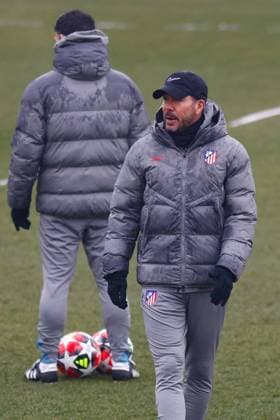 January 20, 2025, Majadahonda, Madrid, SPAIN: Diego Pablo Simeone, head coach of Atletico de Madrid, looks on during the training day of Atletico de Madrid ahead of the UEFA Champions League, football match against Bayer 04 Leverkusen, at Ciudad Deportiva Wanda Atletico de Madrid on January 20, 2025, in Majadahonda, Madrid, Spain. Majadahonda SPAIN - ZUMAa181 20250120_zaa_a181_024 Copyright: xDennisxAgyemanx
