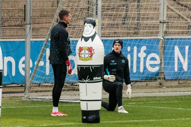 UEFA Champions League: Abschlusstraining Bayer 04 Leverkusen; 20.01.2025 Matej Kovar (Bayer 04 Leverkusen, 17), Niklas Lomb (Bayer 04 Leverkusen, 36) dehnen sich UEFA Champions League: Abschlusstraining Bayer 04 Leverkusen vor dem Auswärtsspiel gegen Atletico Madrid; Ulrich-Haberland-Stadion, Leverkusen am 20.01.2025 Copyright: xBEAUTIFULxSPORTS Wunderlx