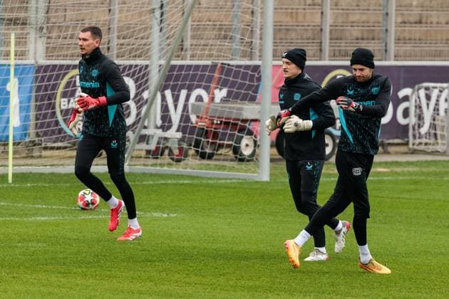 UEFA Champions League: Abschlusstraining Bayer 04 Leverkusen; 20.01.2025 Matej Kovar (Bayer 04 Leverkusen, 17), Niklas Lomb (Bayer 04 Leverkusen, 36), Lukas Hradecky (Bayer 04 Leverkusen, 1) laufen sich warm UEFA Champions League: Abschlusstraining Bayer 04 Leverkusen vor dem Auswärtsspiel gegen Atletico Madrid; Ulrich-Haberland-Stadion, Leverkusen am 20.01.2025 Copyright: xBEAUTIFULxSPORTS Wunderlx