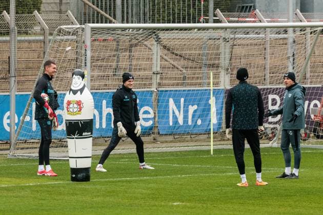 UEFA Champions League: Abschlusstraining Bayer 04 Leverkusen; 20.01.2025 Matej Kovar (Bayer 04 Leverkusen, 17), Niklas Lomb (Bayer 04 Leverkusen, 36), Lukas Hradecky (Bayer 04 Leverkusen, 1) mit David Thiel (Torwarttrainer Bayer 04 Leverkusen) UEFA Champions League: Abschlusstraining Bayer 04 Leverkusen vor dem Auswärtsspiel gegen Atletico Madrid; Ulrich-Haberland-Stadion, Leverkusen am 20.01.2025 Copyright: xBEAUTIFULxSPORTS Wunderlx