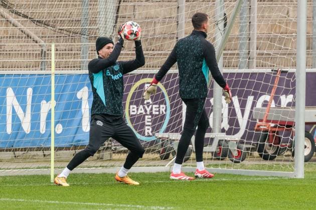 UEFA Champions League: Abschlusstraining Bayer 04 Leverkusen; 20.01.2025 Lukas Hradecky (Bayer 04 Leverkusen, 1) mit Ball UEFA Champions League: Abschlusstraining Bayer 04 Leverkusen vor dem Auswärtsspiel gegen Atletico Madrid; Ulrich-Haberland-Stadion, Leverkusen am 20.01.2025 Copyright: xBEAUTIFULxSPORTS Wunderlx