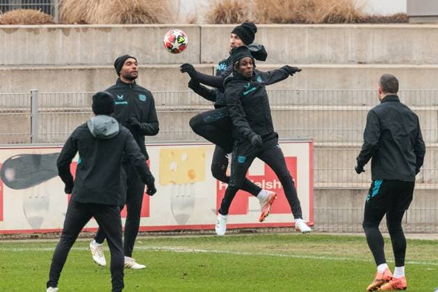 UEFA Champions League: Abschlusstraining Bayer 04 Leverkusen; 20.01.2025 Kopfballduell Robert Andrich (Bayer 04 Leverkusen, 8) , Jeremie Frimpong (Bayer 04 Leverkusen, 30) UEFA Champions League: Abschlusstraining Bayer 04 Leverkusen vor dem Auswärtsspiel gegen Atletico Madrid; Ulrich-Haberland-Stadion, Leverkusen am 20.01.2025 Copyright: xBEAUTIFULxSPORTS Wunderlx