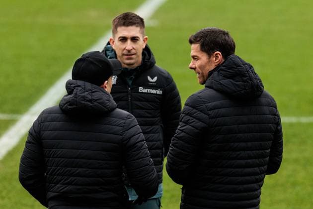 UEFA Champions League: Abschlusstraining Bayer 04 Leverkusen; 20.01.2025 Xabi Alonso (Cheftrainer Bayer 04 Leverkusen) im Gespräch mit seinem Team UEFA Champions League: Abschlusstraining Bayer 04 Leverkusen vor dem Auswärtsspiel gegen Atletico Madrid; Ulrich-Haberland-Stadion, Leverkusen am 20.01.2025 Copyright: xBEAUTIFULxSPORTS Wunderlx