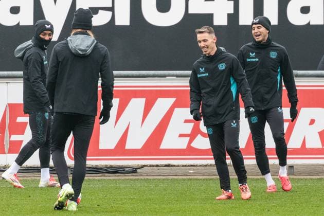 UEFA Champions League: Abschlusstraining Bayer 04 Leverkusen; 20.01.2025 Alejandro Grimaldo (Bayer 04 Leverkusen, 20) lachend UEFA Champions League: Abschlusstraining Bayer 04 Leverkusen vor dem Auswärtsspiel gegen Atletico Madrid; Ulrich-Haberland-Stadion, Leverkusen am 20.01.2025 Copyright: xBEAUTIFULxSPORTS Wunderlx