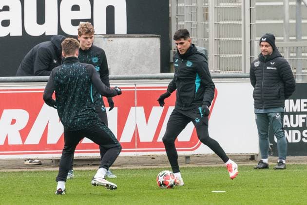 UEFA Champions League: Abschlusstraining Bayer 04 Leverkusen; 20.01.2025 Piero Hincapie (Bayer 04 Leverkusen, 3) am Ball UEFA Champions League: Abschlusstraining Bayer 04 Leverkusen vor dem Auswärtsspiel gegen Atletico Madrid; Ulrich-Haberland-Stadion, Leverkusen am 20.01.2025 Copyright: xBEAUTIFULxSPORTS Wunderlx