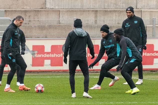 UEFA Champions League: Abschlusstraining Bayer 04 Leverkusen; 20.01.2025 Granit Xhaka (Bayer 04 Leverkusen, 34), Robert Andrich (Bayer 04 Leverkusen, 8) , Granit Xhaka (Bayer 04 Leverkusen, 34) kämpfen um den Ball UEFA Champions League: Abschlusstraining Bayer 04 Leverkusen vor dem Auswärtsspiel gegen Atletico Madrid; Ulrich-Haberland-Stadion, Leverkusen am 20.01.2025 Copyright: xBEAUTIFULxSPORTS Wunderlx