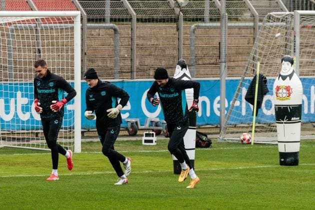 UEFA Champions League: Abschlusstraining Bayer 04 Leverkusen; 20.01.2025 Matej Kovar (Bayer 04 Leverkusen, 17), Niklas Lomb (Bayer 04 Leverkusen, 36), Lukas Hradecky (Bayer 04 Leverkusen, 1) laufen sich warm UEFA Champions League: Abschlusstraining Bayer 04 Leverkusen vor dem Auswärtsspiel gegen Atletico Madrid; Ulrich-Haberland-Stadion, Leverkusen am 20.01.2025 Copyright: xBEAUTIFULxSPORTS Wunderlx