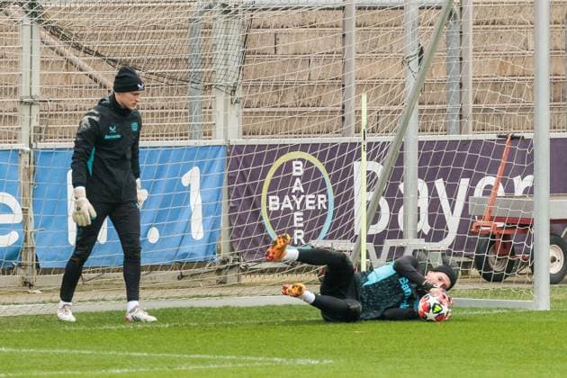 UEFA Champions League: Abschlusstraining Bayer 04 Leverkusen; 20.01.2025 Lukas Hradecky (Bayer 04 Leverkusen, 1) mit Ball UEFA Champions League: Abschlusstraining Bayer 04 Leverkusen vor dem Auswärtsspiel gegen Atletico Madrid; Ulrich-Haberland-Stadion, Leverkusen am 20.01.2025 Copyright: xBEAUTIFULxSPORTS Wunderlx