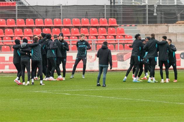 UEFA Champions League: Abschlusstraining Bayer 04 Leverkusen; 20.01.2025 Warm Up Spaß UEFA Champions League: Abschlusstraining Bayer 04 Leverkusen vor dem Auswärtsspiel gegen Atletico Madrid; Ulrich-Haberland-Stadion, Leverkusen am 20.01.2025 Copyright: xBEAUTIFULxSPORTS Wunderlx