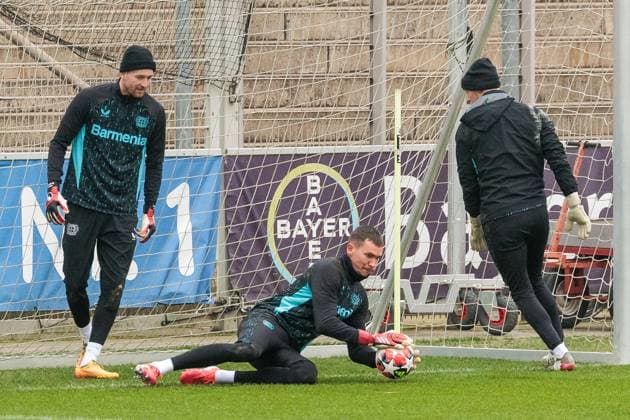 UEFA Champions League: Abschlusstraining Bayer 04 Leverkusen; 20.01.2025 Matej Kovar (Bayer 04 Leverkusen, 17) mit Ball UEFA Champions League: Abschlusstraining Bayer 04 Leverkusen vor dem Auswärtsspiel gegen Atletico Madrid; Ulrich-Haberland-Stadion, Leverkusen am 20.01.2025 Copyright: xBEAUTIFULxSPORTS Wunderlx