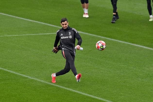 Mattia Perin of Juventus FC during Champions League 2024 2025 training at JTC Continassa on January 20, 2025 in Turin, Italy - ph Giuliano Marchisciano  Copyright: xGiulianoxMarchisciano IPAxSportx xipa-agency.netx xx IPA_53155994 IPA_Agency_IPA53155994