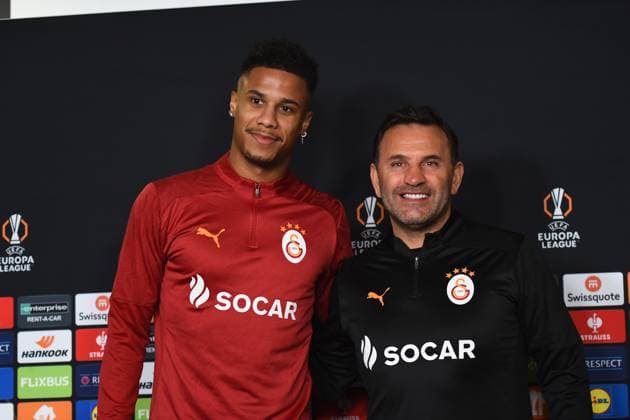 Coach Okan Buruk and player Ismael Jakobs of Galatasaray seen during the press conference, PK, Pressekonferenz a day before the UEFA Europa League game 7 Between Galatasaray and Dynamo Kiev in Istanbul at Rams Park Stadium , Istanbul , Turkey on January 20 , 2025. ( Photo by Seskimphoto ) Istanbul Turkey Istanbul Turkey Copyright: xSeskimphotox Okan_Buruk_200125 (3)