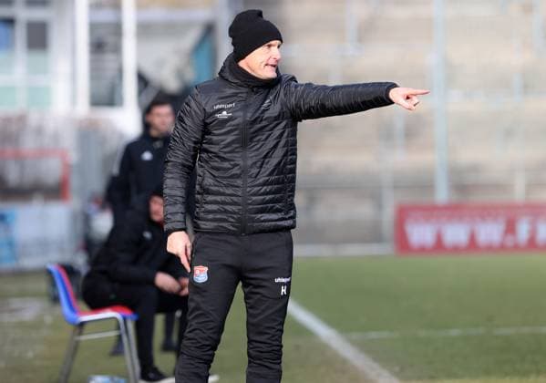 Samstag 18.01.2025, Saison 2024 25, 20. Spieltag der 3. Liga im Uhlsport Park Unterhaching, SpVgg Unterhaching - BVB 09 Borussia Dortmund II, Heiko Herrlich (Trainer, UHG) gibt Anweisungen an sein Team