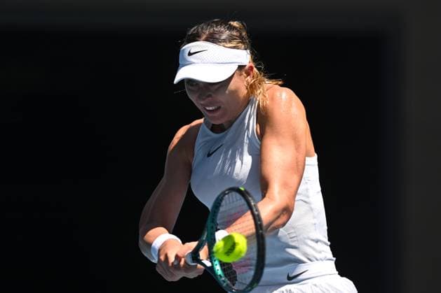 TENNIS AUSTRALIAN OPEN, Paula Badosa of Spain plays a shot during her 1 4 final match against Coco Gauff of USA during the 2025 Australian Open at Melbourne Park in Melbourne, Tuesday, January 21, 2025. ( NO ARCHIVING, EDITORIAL USE ONLY, NO USE IN BOOKS WITHOUT CONSENT MELBOURNE VICTORIA AUSTRALIA  Copyright: xLUKASxCOCHx 20250121134146787330