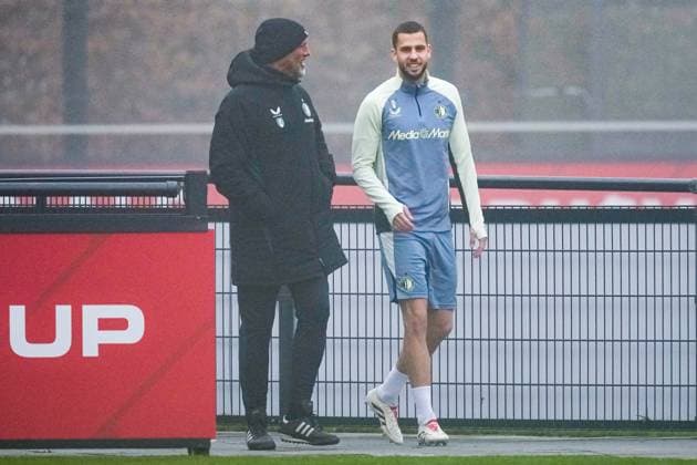 UEFA Champions League 2024-2025: training of Feyenoord Rotterdam - Feyenoord assistent-trainer John de Wolf and David Hancko of Feyenoord during the training of Feyenoord in preparation of the UEFA Champions League duel against FC Bayern Munich at Trainingscomplex 1908 on 21 January 2025 in Rotterdam, The Netherlands. Copyright: xYannickxVerhoevenx