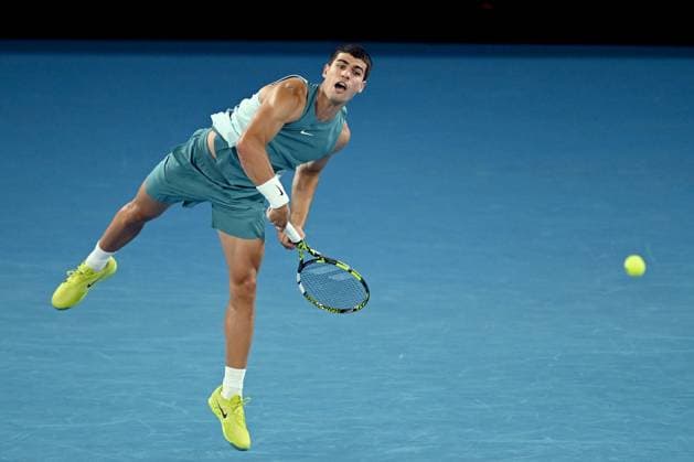TENNIS AUSTRALIAN OPEN, Carlos Alcaraz of Spain during his 1 4 final match against Novak Djokovic of Serbia during the 2025 Australian Open at Melbourne Park in Melbourne, Tuesday, January 21, 2025. NO ARCHIVING, EDITORIAL USE ONLY, NO USE IN BOOKS WITHOUT CONSENT MELBOURNE VICTORIA AUSTRALIA  Copyright: xLUKASxCOCHx 20250121187319879516