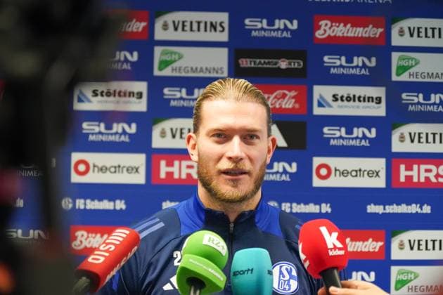 Deutschland: Fussball 2. Bundesliga 2024 2025, FC Schalke 04, Training (Gelsenkirchen): Loris Karius (Schalke 04, 27) Pressegespräch