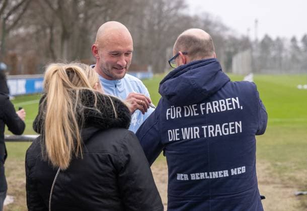 Fußball, Herren, Saison 2024 2025, 2. Bundesliga, Hertha BSC, Training, Toni Leistner (Hertha BSC) gibt Autogramme, 21.01. 2025,