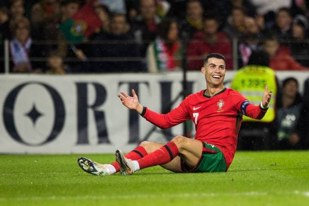 Fußballspiel, Kapitän Cristiano RONALDO CR7 Portugal sitzt am Boden Rasen, wurde gerade zu Fall gebracht, reklamiert mit ironischem Lächeln sowie erstaunten Augen mit beiden erhobenen Armen in Richtung Schiedsrichter nicht zu sehen, fordert einen Freistoß, Estadio do Dragao, Porto, Portugal Copyright: xGaetanoxDixRosax