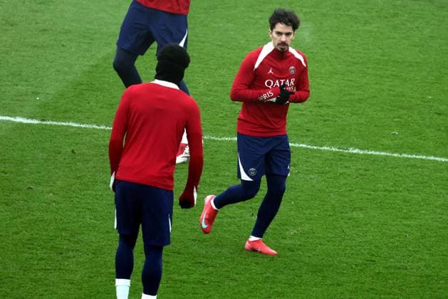 PSG - MANCHESTER CITY PHOTOPQR LE PARISIEN Le Parisien Arnaud Journois ; POISSY ; 21 01 2025 ; FOOTBALL , LIGUE DES CHAMPIONS UEFA , 21 01 2025 PARIS SG - MANCHESTER CITY ENTRAINEMENT DE VEILLE DE MATCH DU PSG AU CAMPUS PSG A POISSY VITINHA PHOTO LE PARISIEN ARNAUD JOURNOIS - PSG training and presse conf on the eve of the match against Manchester City POISSY France  Copyright: xPHOTOPQR LExPARISIEN MAXPPPxLexParisienx xArnaudxJournoisx 20250121LPA0077 20250121LPA0077
