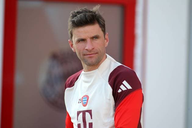 Sport Bilder des Tages München, Deutschland, 21. Januar 2025: Fussball, Herren, Bundesliga, Saison 2024 2025, FC Bayern München, Abschlusstraining, Training, Champions League Thomas Müller, Mueller (FC Bayern München) auf dem Weg zum Trainingsplatz