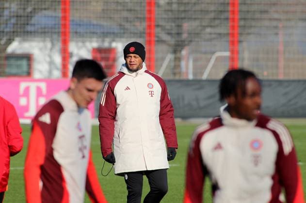 München, Deutschland, 21. Januar 2025: Fussball, Herren, Bundesliga, Saison 2024 2025, FC Bayern München, Abschlusstraining, Training, Champions League Vincent Kompany, Trainer (FC Bayern München) beobachtet das Training