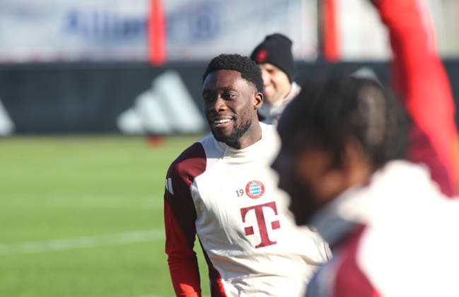 München, Deutschland, 21. Januar 2025: Fussball, Herren, Bundesliga, Saison 2024 2025, FC Bayern München, Abschlusstraining, Training, Champions League Alphonso Davies (FC Bayern München) gut gelaunt