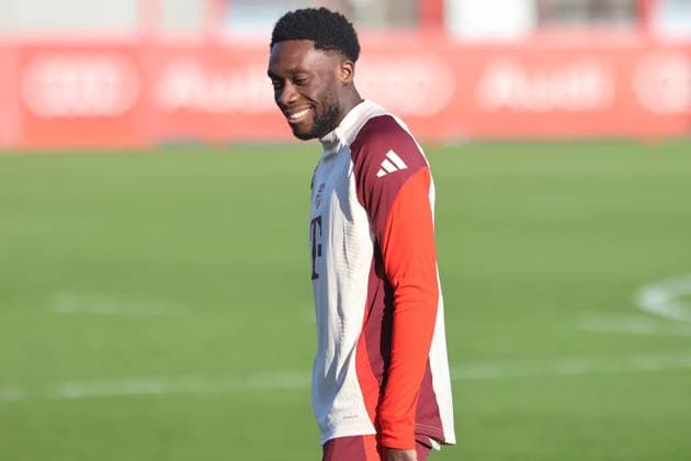 19 Alphonso Davies, ist gut gelaunt, Portraet, Portrait, Fussball Abschlusstraining - FC Bayern München vor UEFA Champions League-Spiel vs. Feyenoord Rotterdam 21.01.2025 Trainingsgelände, Säbenerstr. FOTO: Mladen Lackovic LakoPress
