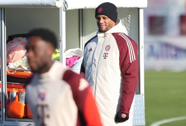 Trainer Vincent Kompany, und 19 Alphonso Davies, Portraet, Portrait, Fussball Abschlusstraining - FC Bayern München vor UEFA Champions League-Spiel vs. Feyenoord Rotterdam 21.01.2025 Trainingsgelände, Säbenerstr. FOTO: Mladen Lackovic LakoPress
