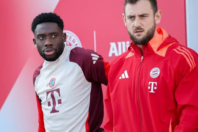 Alphonso Davies (FC Bayern Muenchen, 19) kommt aus der Kabine, auf dem Weg zum Trainingsplatz, GER, Abschlusstraining, FC Bayern Muenchen, Fussball, UEFA Champions League, 7. Spieltag, Saison 2024 2025, 21.01.2025, GER, Abschlusstraining, FC Bayern Muenchen, Fussball, UEFA Champions League, 7. Spieltag, Saison 2024 2025, 21.01.2025 Muenchen Copyright: xEibner-Pressefoto JennixMaulx EP_JML