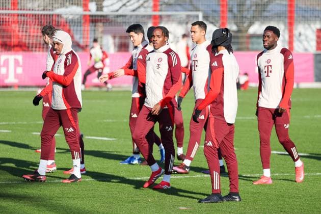 Spieler beim Training, Sacha Boey (FC Bayern Muenchen, 23) mit Mathys Tel (FC Bayern Muenchen, 39) und Minjae Kim (FC Bayern Muenchen, 03), mit Alphonso Davies (FC Bayern Muenchen, 19), GER, Abschlusstraining, FC Bayern Muenchen, Fussball, UEFA Champions League, 7. Spieltag, Saison 2024 2025, 21.01.2025, GER, Abschlusstraining, FC Bayern Muenchen, Fussball, UEFA Champions League, 7. Spieltag, Saison 2024 2025, 21.01.2025 Muenchen Copyright: xEibner-Pressefoto JennixMaulx EP_JML