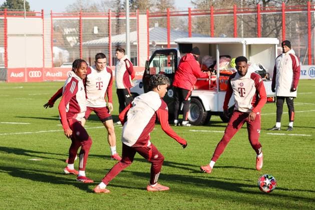 Trainingsspiel, Alphonso Davies (FC Bayern Muenchen, 19) mit Adam Aznou (FC Bayern Muenchen, 49) und Mathys Tel (FC Bayern Muenchen, 39), mit Joao Palhinha (FC Bayern Muenchen, 16) und Vincent Kompany (FC Bayern Muenchen, Cheftrainer), GER, Abschlusstraining, FC Bayern Muenchen, Fussball, UEFA Champions League, 7. Spieltag, Saison 2024 2025, 21.01.2025, GER, Abschlusstraining, FC Bayern Muenchen, Fussball, UEFA Champions League, 7. Spieltag, Saison 2024 2025, 21.01.2025 Muenchen Copyright: xEibner-Pressefoto JennixMaulx EP_JML