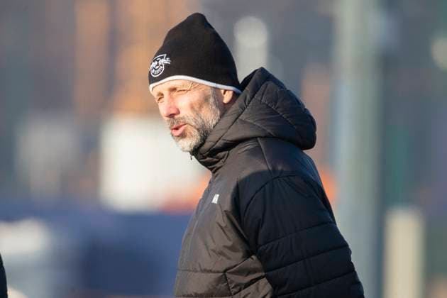 GER, Leipzig, Abschlusstraining RB Leipzig vor dem 7. Spieltag der UEFA Champions League Gruppenphase vs. Sporting Lissabon im Bild v.l.: Marco Rose (RB Leipzig Trainer), bespricht sich mit seinem Co-Trainer 21.01.2025, UEFA REGULATIONS PROHIBIT ANY USE OF PHOTOGRAPHS AS IMAGE SEQUENCES AND OR QUASI-VIDEO, Copyright: HMBxMedia PaulxFritz