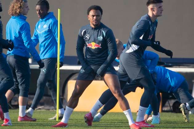 GER, Leipzig, Abschlusstraining RB Leipzig vor dem 7. Spieltag der UEFA Champions League Gruppenphase vs. Sporting Lissabon im Bild v.l.: Lois Openda (RB Leipzig 11), dehnt sich 21.01.2025, UEFA REGULATIONS PROHIBIT ANY USE OF PHOTOGRAPHS AS IMAGE SEQUENCES AND OR QUASI-VIDEO, Copyright: HMBxMedia PaulxFritz